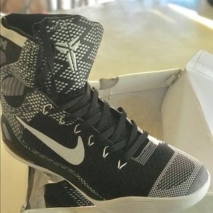 Men’s athletic shoes